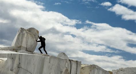 Il Giovane di Pietra! Una Metafora Inaspettata sulla Natura Umana